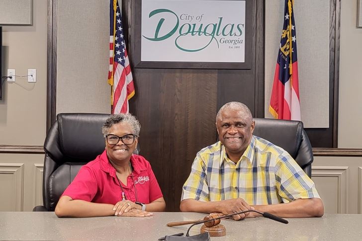 City Clerks Week - Wynetta Bolder and Mayor Paulk